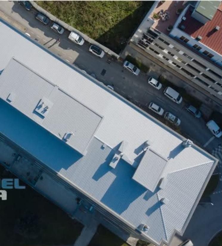 Vista aérea de um edifício com a cobertura metálica nova