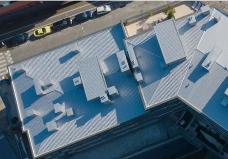 Vista aérea de coberturas metálicas novas