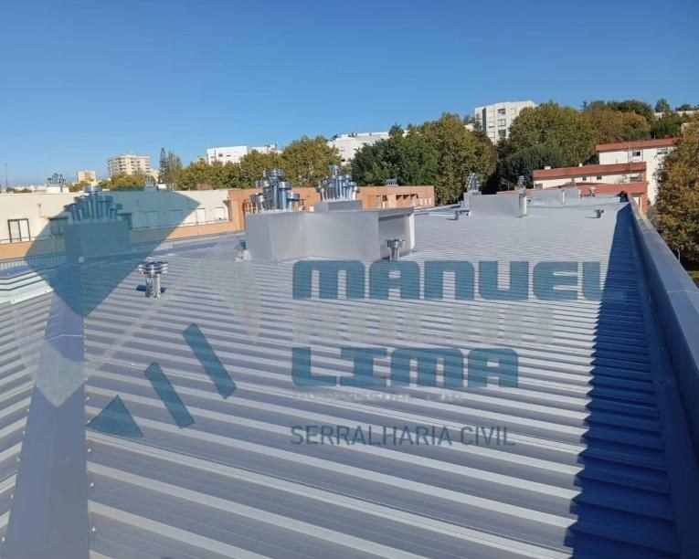 Cobertura metálica com saídas de fumo em inox