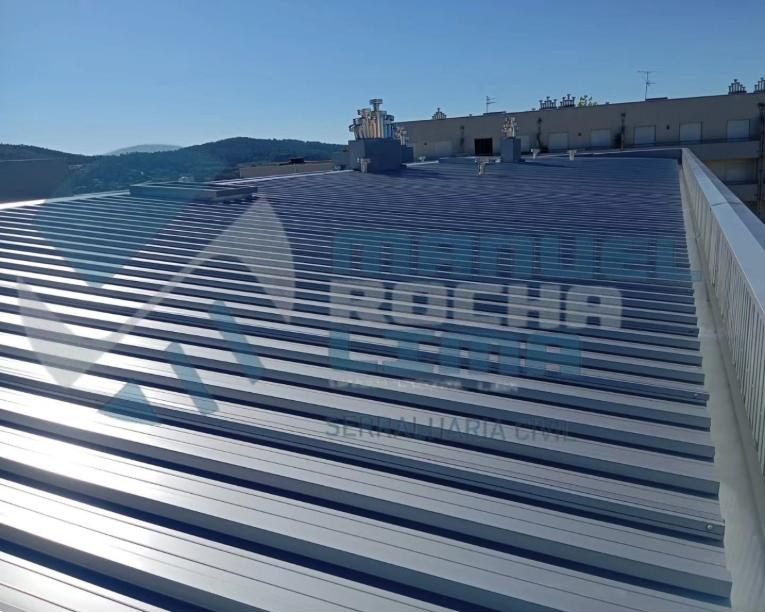 Cobertura em painel metálico com linha de vida