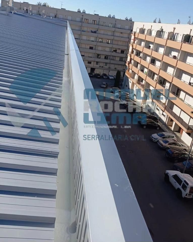Remate de platibanda em chapa sobre a cobertura