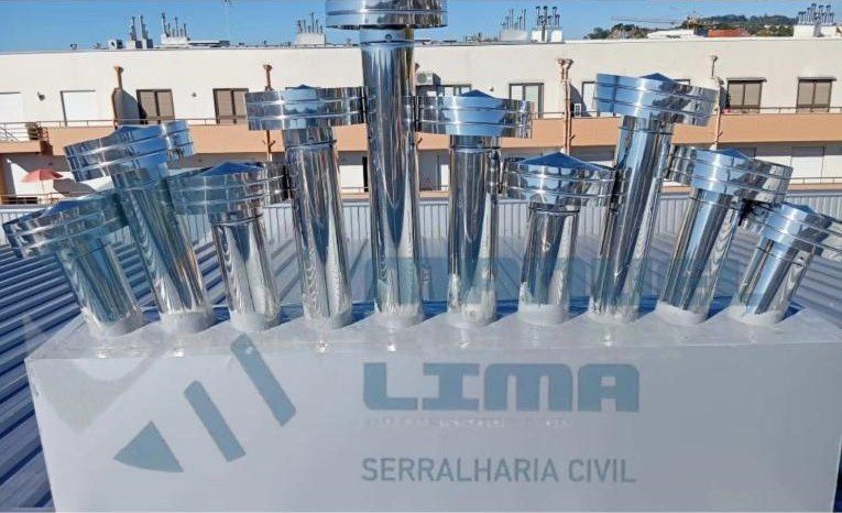 Chaminés em inox instaladas numa cobertura